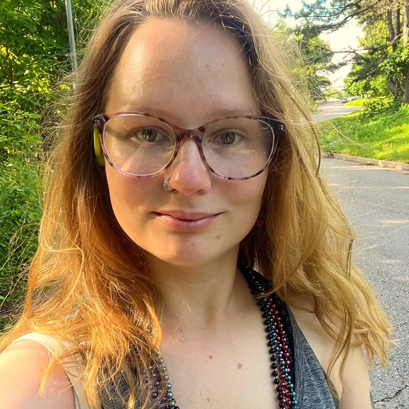 Meet your Posher, Emilia - Picture 1 of 2